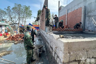 Gallery - Bộ đội Quân đoàn 34 tranh thủ ngày nghỉ để làm nhà giúp dân